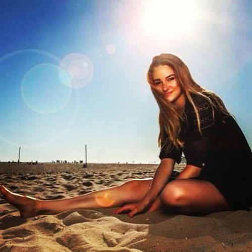 actress shailene woodley beach and sun