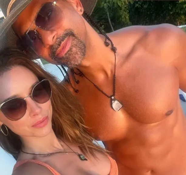 Una Healy wowed in a bikini while posing with David Haye after 'confirming' her throuple romance