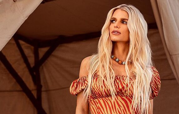 Jessica Simpson proves why she is a 'Hollywood It Girl' once more by ...