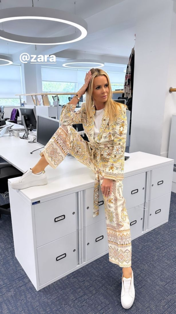 During a work session, Amanda Holden shows off her impressive flexibility