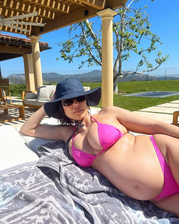 Fans all praise Kourtney Kardashian's string bikini for showing off her curves