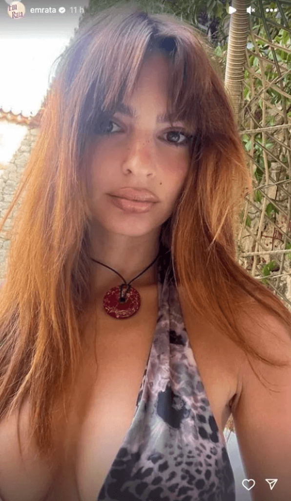 In her latest selfie, Emily Ratajkowski displays her famous figure in a low-cut bikini that reveals her famous curves.