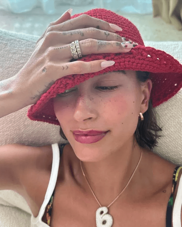 The star of the show was Hailey's outfit, which showed off her natural beauty without much makeup.