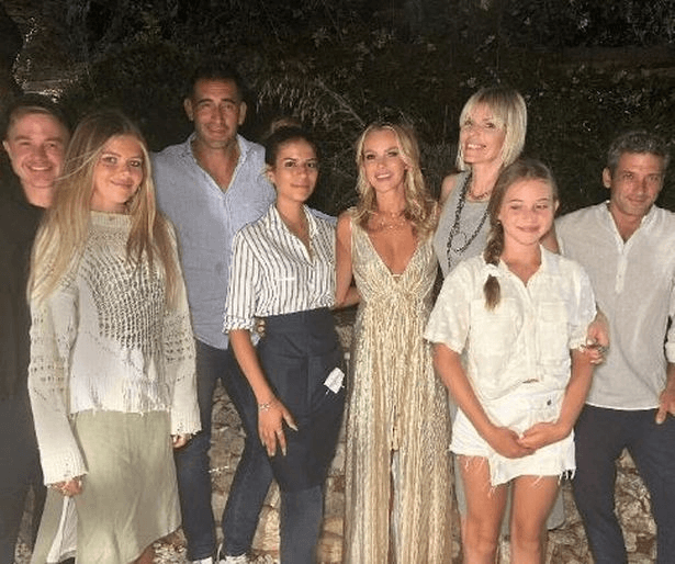 After dining at White House Restaurant on the island with friends, the girls were pictured together, Amanda describing the meal as "incredible".