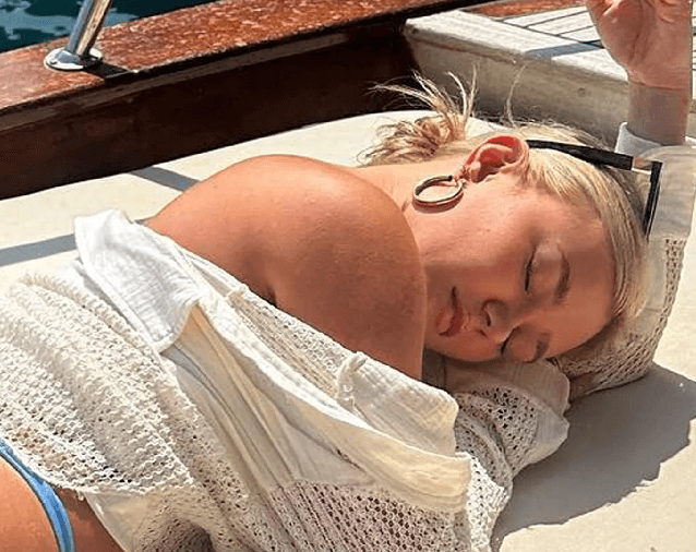On a yacht, 21-year-old influencer Katie Sigmond flaunted her incredible figure in a bikini.