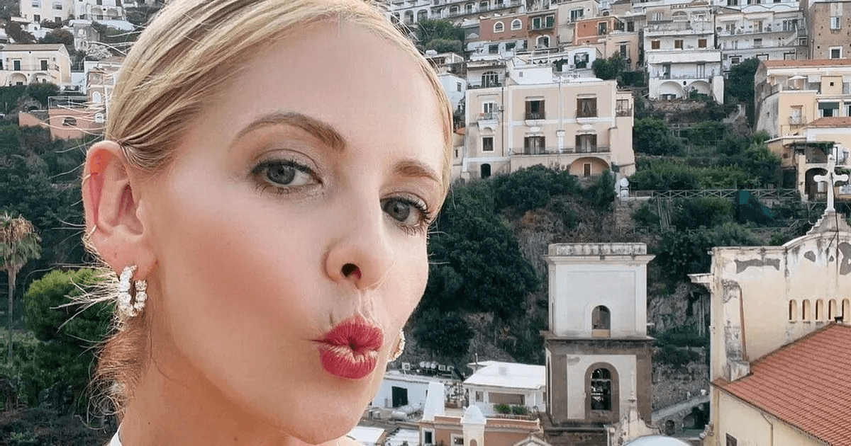 With a tiny bikini, Sarah Michelle Gellar shows off her ageless figure and was dubbed the ‘the hottest woman alive’