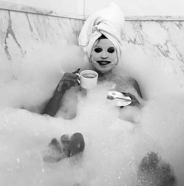 In a steamy black-and-white snapshot, Heidi, 50, is seen in a bathtub during a New York getaway.