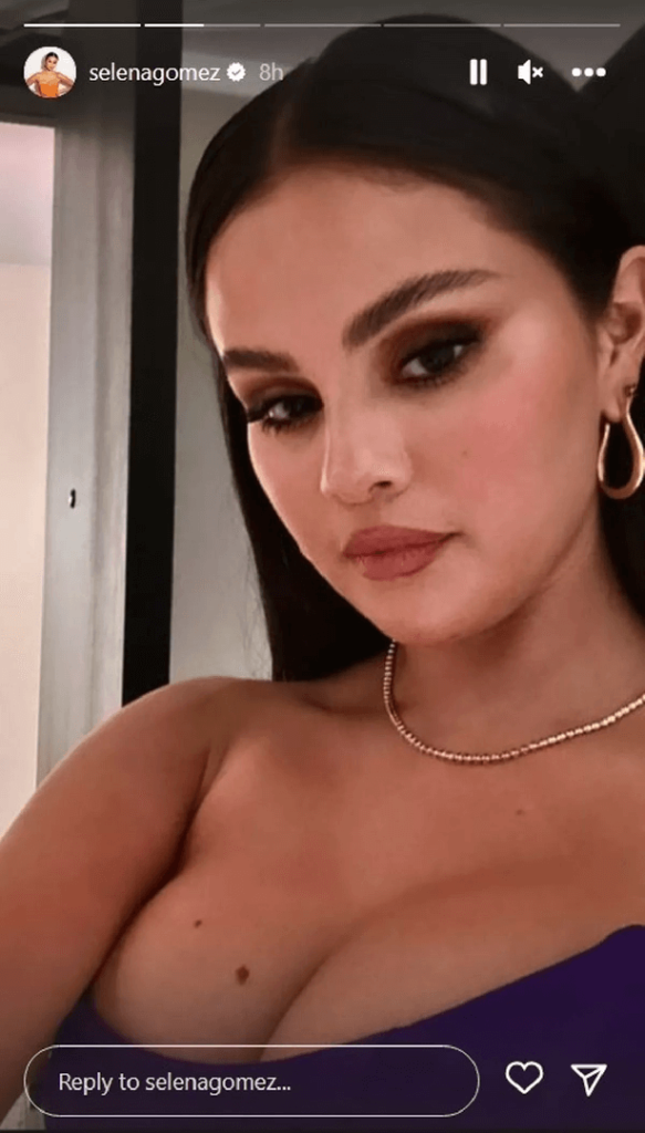 With a brand new selfie that has her fans swooning, Selena Gomez shows off her vampy side and sports a low cut corset-style top.