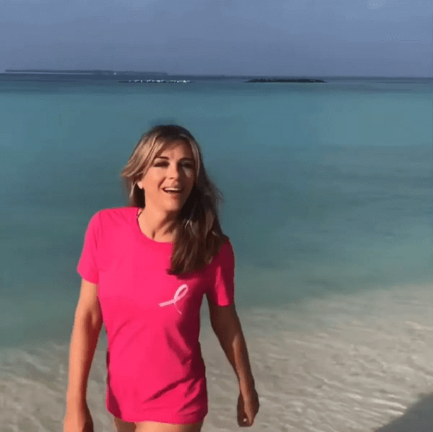 As she strutted around on the beach in a pink t-shirt and bikini thong on Tuesday (August 29), Liz Hurley, 58, made an impressive appearance.
