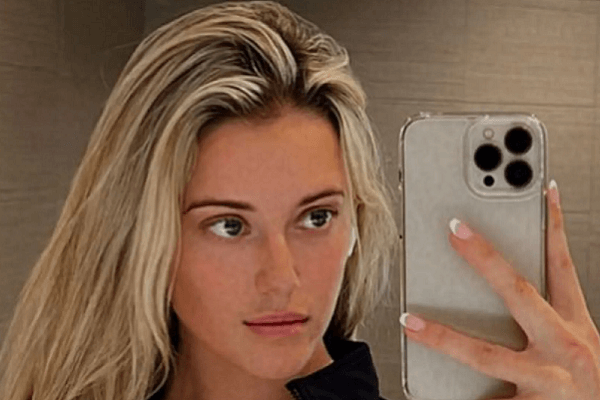 Taking a sizzling mirror selfie, the world’s sexiest racing driver Lindsay Brewer slays her fans