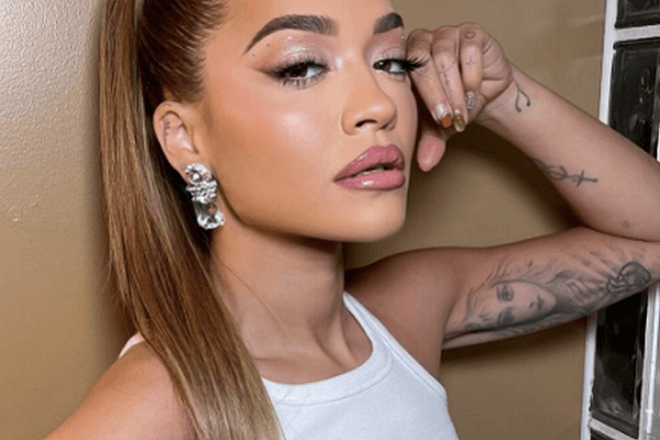 In a tiny bralet, Rita Ora showed off her chiseled abs while taking sizzling selfies