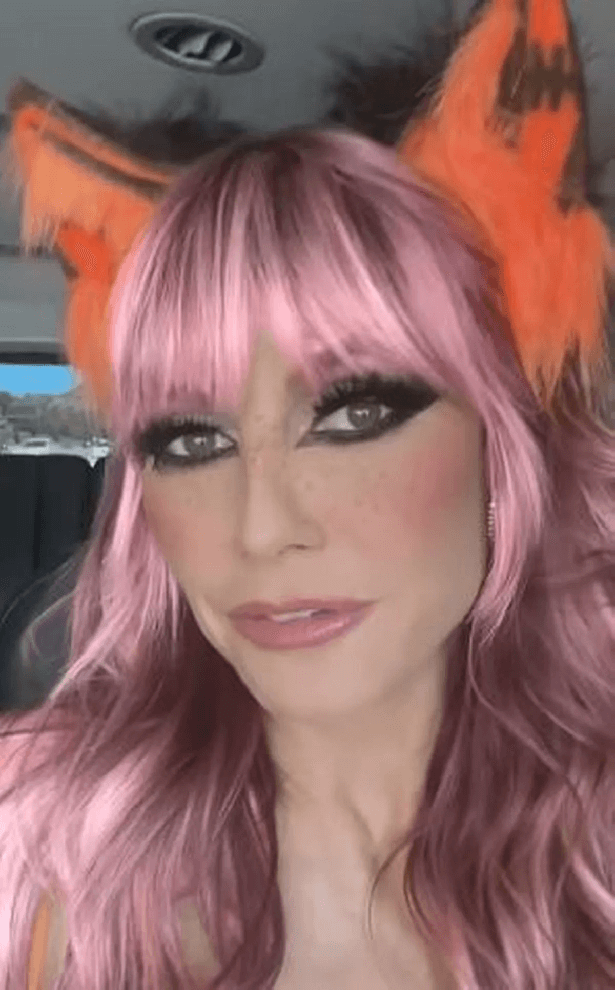An outfit for Halloween shows off Heidi Klum's new hairstyle and low-cut dress
