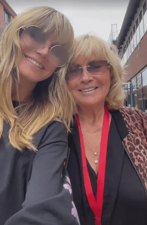 In a new video shared earlier this week, Heidi Klum reunited with her mother, Erna Klum, after arriving in Germany.