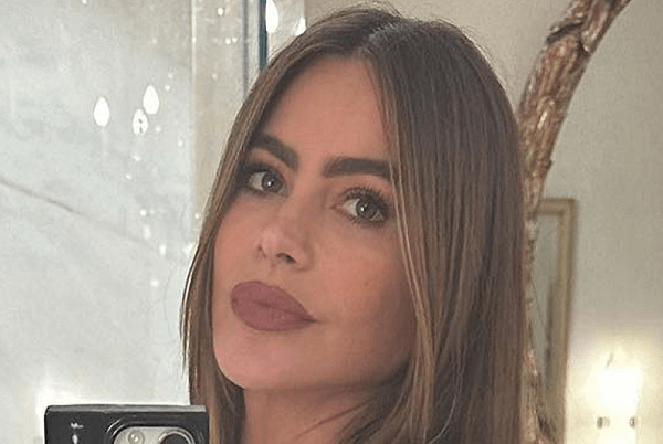 In a steamy bathroom selfie, Sofia Vergara showing off her butt in blue low-rise jeans In a steamy bathroom selfie, Sofia Vergara showing off her butt in blue low-rise jeans