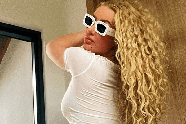 In a plunging top and tiny shorts, Iggy Azalea shows off her curves as she’s hailed as ‘hottest ever’
