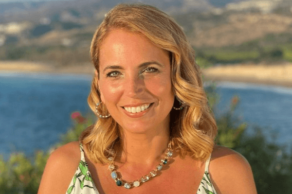 Jasmine Harman wears a plunging summer dress that makes her look like a pinup girl