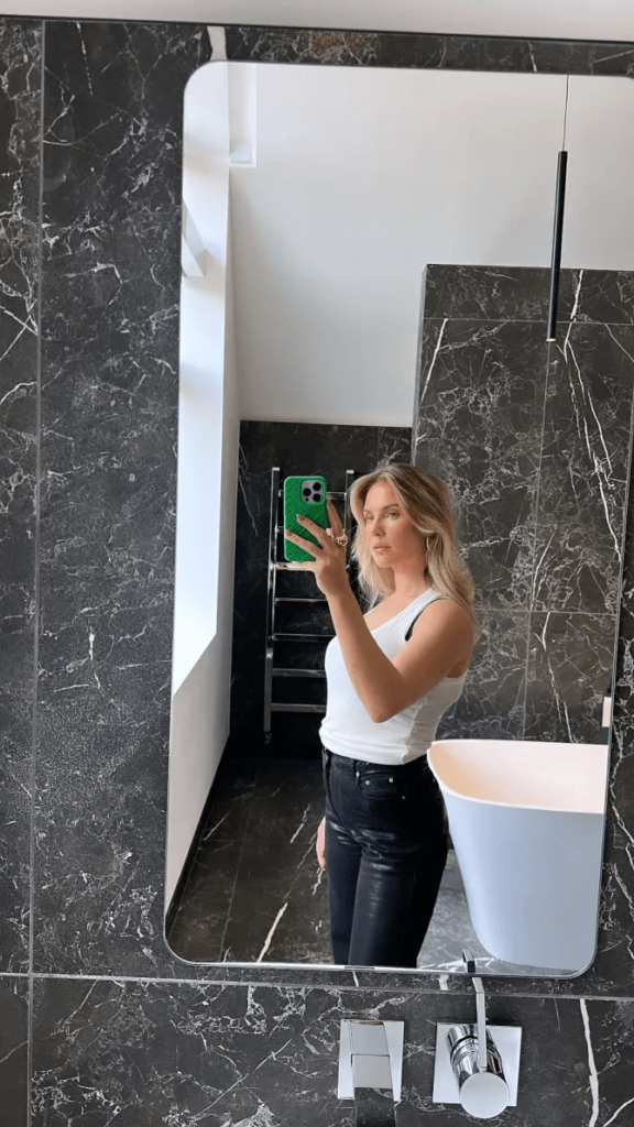 Keeping the minimalist theme going, she shared a glimpse of the Scandi-looking bathroom in her Manchester home, featuring black jeans and a simple white vest top.