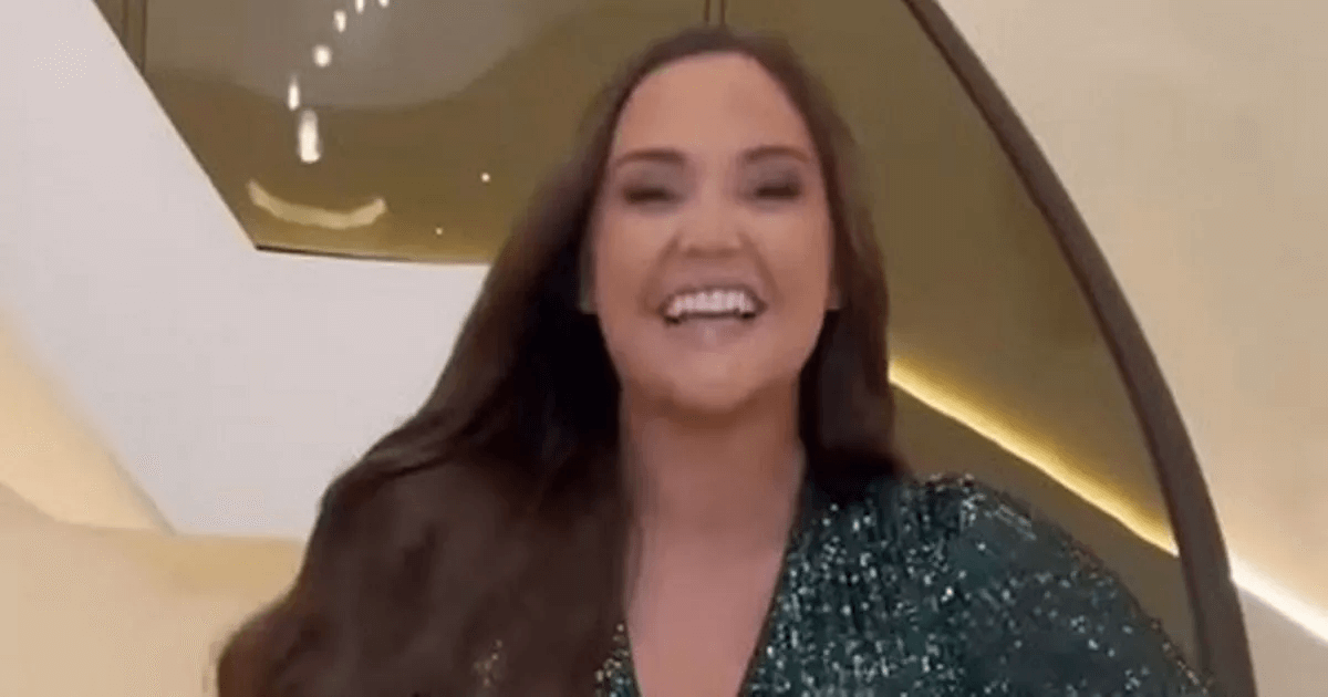 A sleek miniskirt wows Jacqueline Jossa as she’s deemed ‘absolutely stunning’