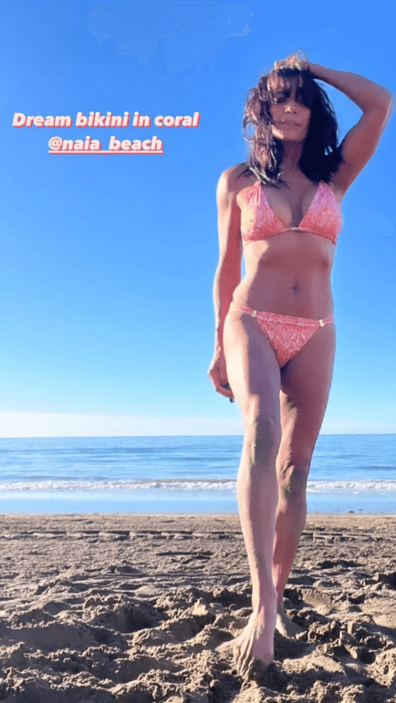 In her latest Instagram post, Jenny Powell posed up a storm in a teeny bikini, and fans couldn't stop complimenting her.
