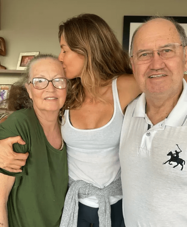 As she revealed online, Gisele enjoys spending time with her extended family, including her parents and siblings.
