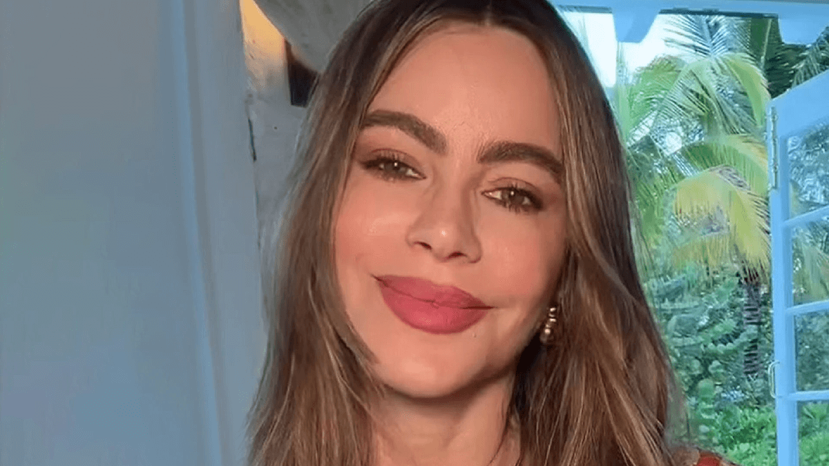 Sofia Vergara has wowed fans in a plunging beach dress during a tropical getaway, asking, “How do you look 25?”