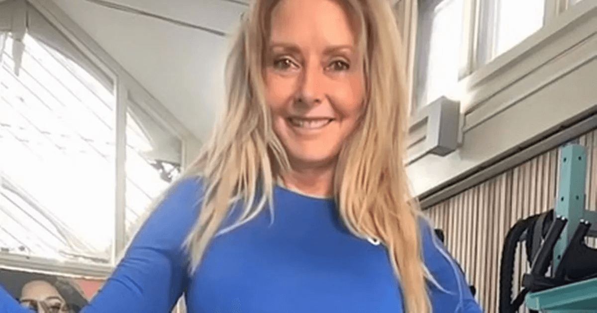 Squatting in a clingiest outfit ever, Carol Vorderman showed off her “best bum”, followers were swooning
