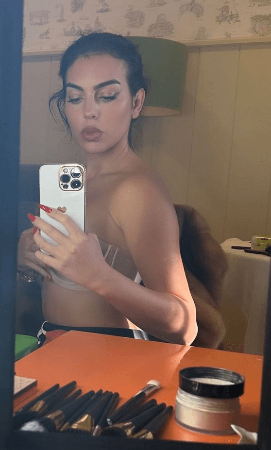A picture of Georgina, 29, posing in just a bra appeared on her Instagram stories, with no reaction from fans.