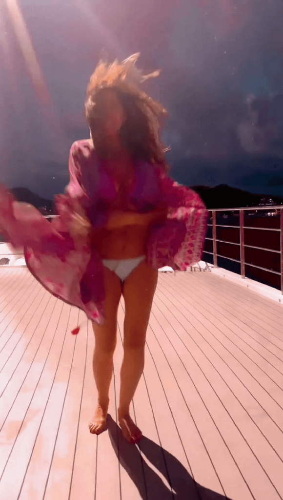 On a luxury yacht getaway, Lisa Snowdon stunned her followers by dancing in a pink and white bikini on a large deck.