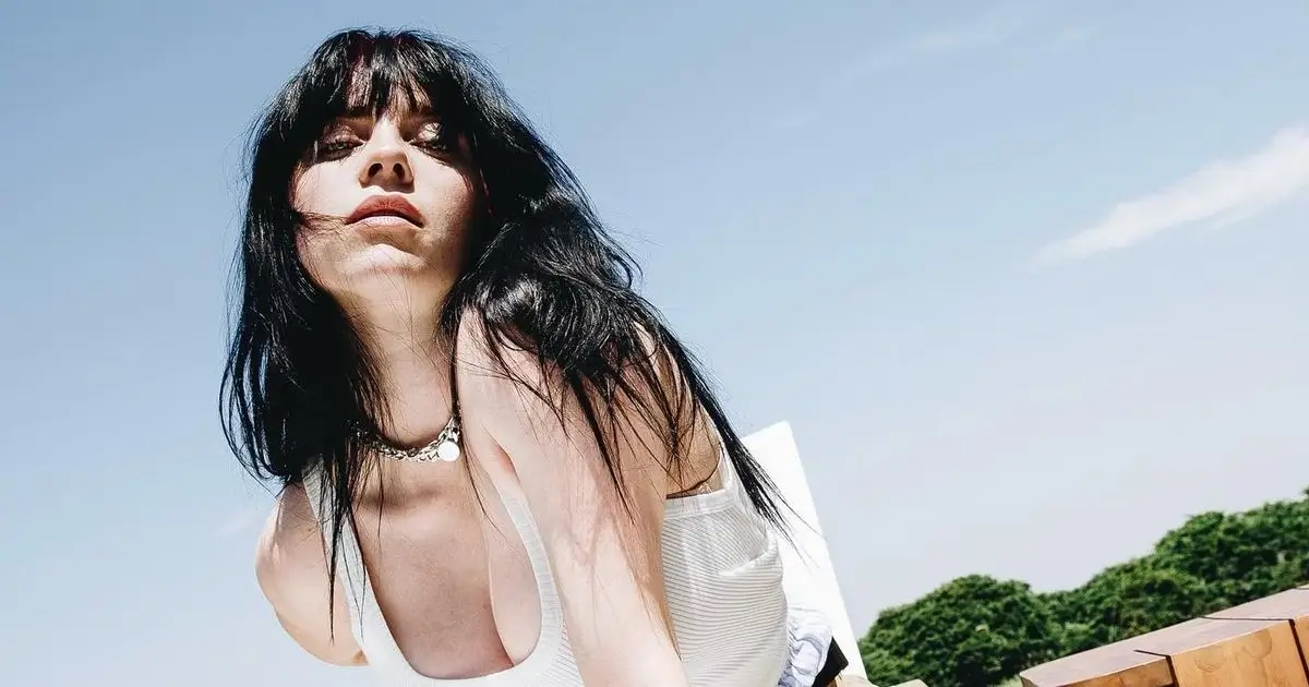 Billie Eilish, 21, sunkissed in plunging tank top shows off her killer curves Billie Eilish, 21, sunkissed in plunging tank top shows off her killer curves