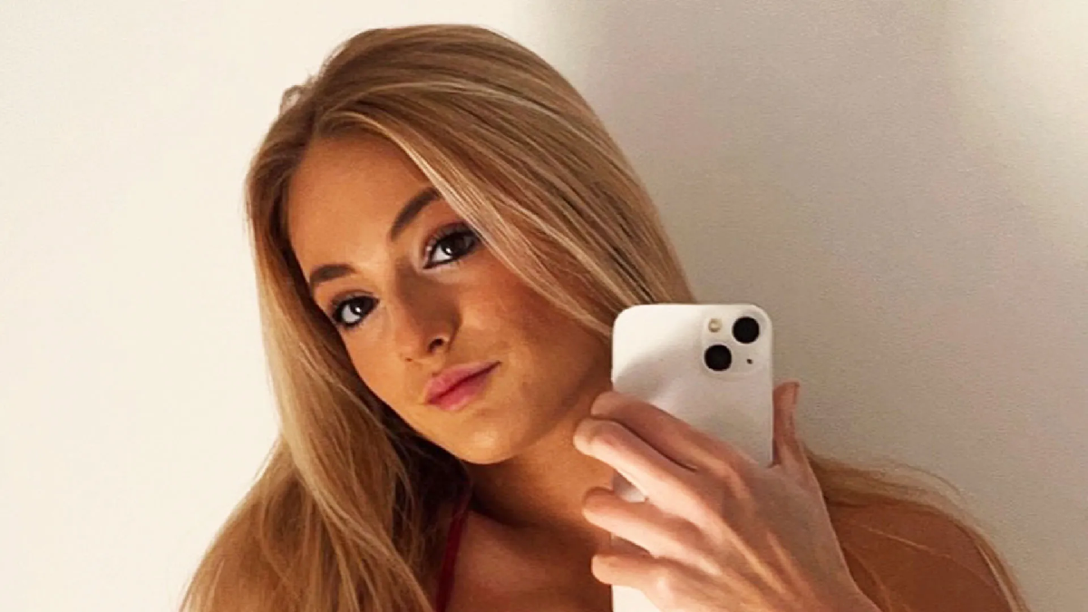 The red bikini Lauryn Davey wore left her fans breathless as she showing off toned abs