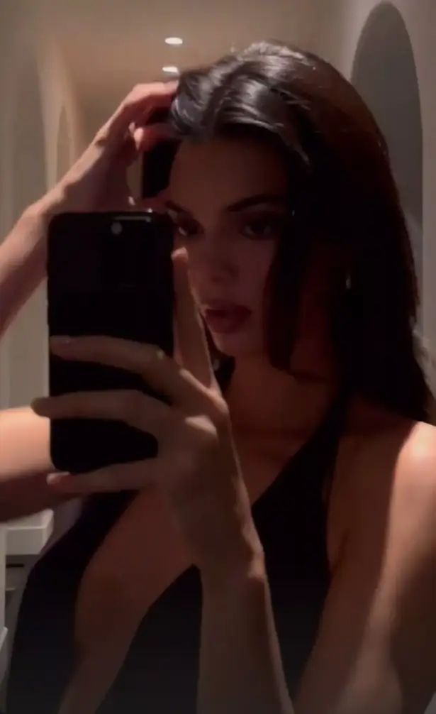 While on vacation in Aspen, Kendall Jenner wowed fans with her stunning figure and showed off a gaping black dress.