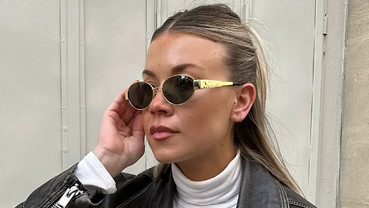 Hollie Shearer poses with a black boots and blue jeans in the presence of fans who say she’s ‘absolutely beautiful’