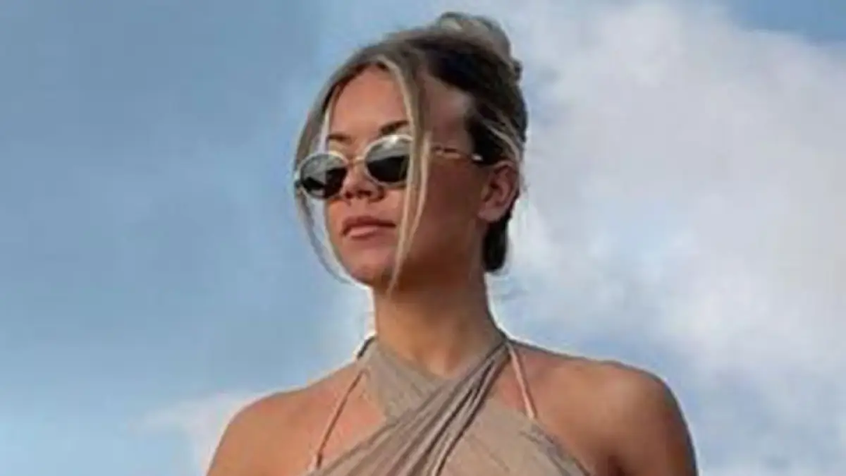 Hollie Shearer shows off her leggy side in a grey dress as she enjoys a desert holiday