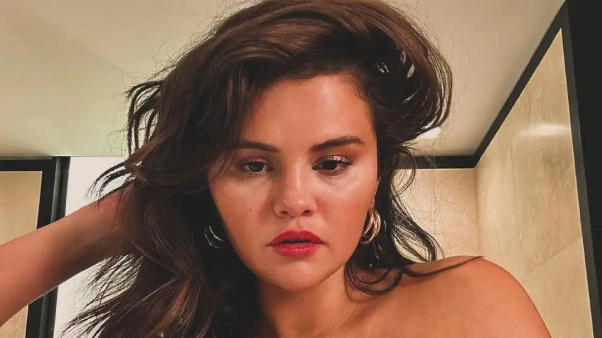 Selena Gomez quickly deleted a selfie because an accidentally flashing followers in a wardrobe malfunction