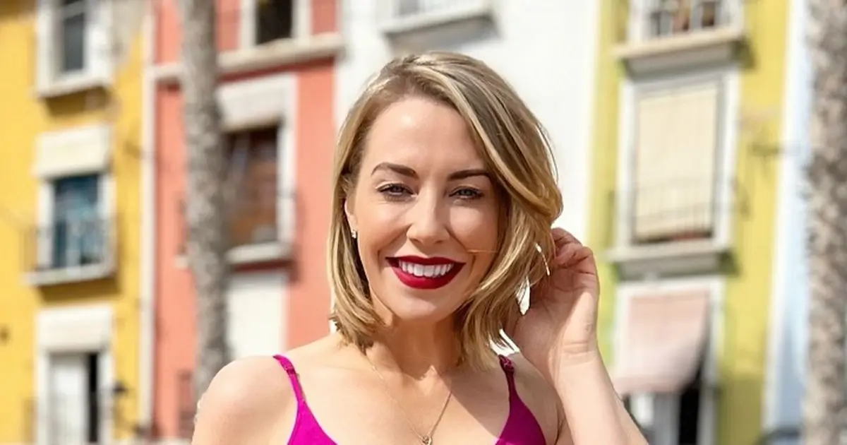 A plunging cleavage-baring dress worn by Laura Hamilton wowed fans when they branded her ‘smoking hot’