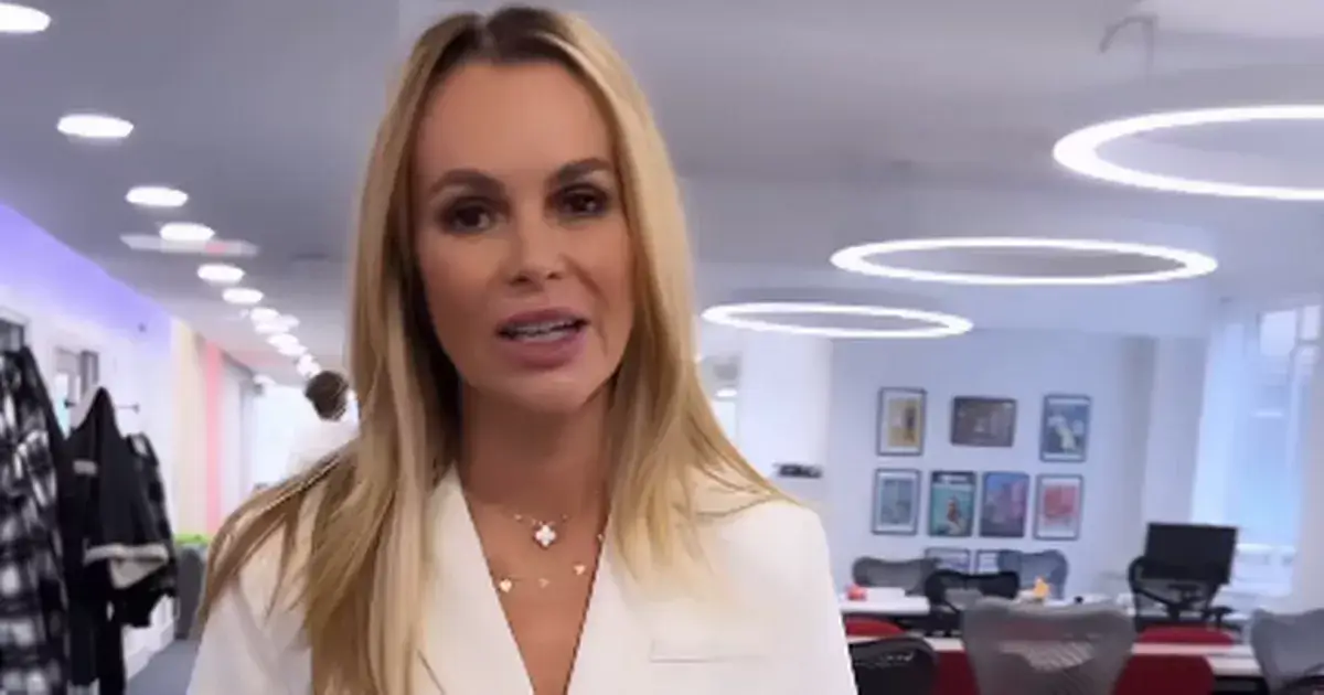 A slinky two piece outfit reveals Amanda Holden’s gorgeous figure when she twirls for her fans