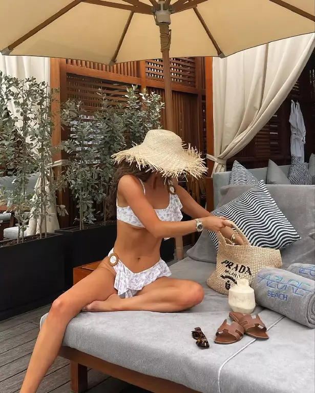 As she soaked up the sun in Dubai, Maura Higgins wowed her followers with a bikini photo that left her followers swooning.
