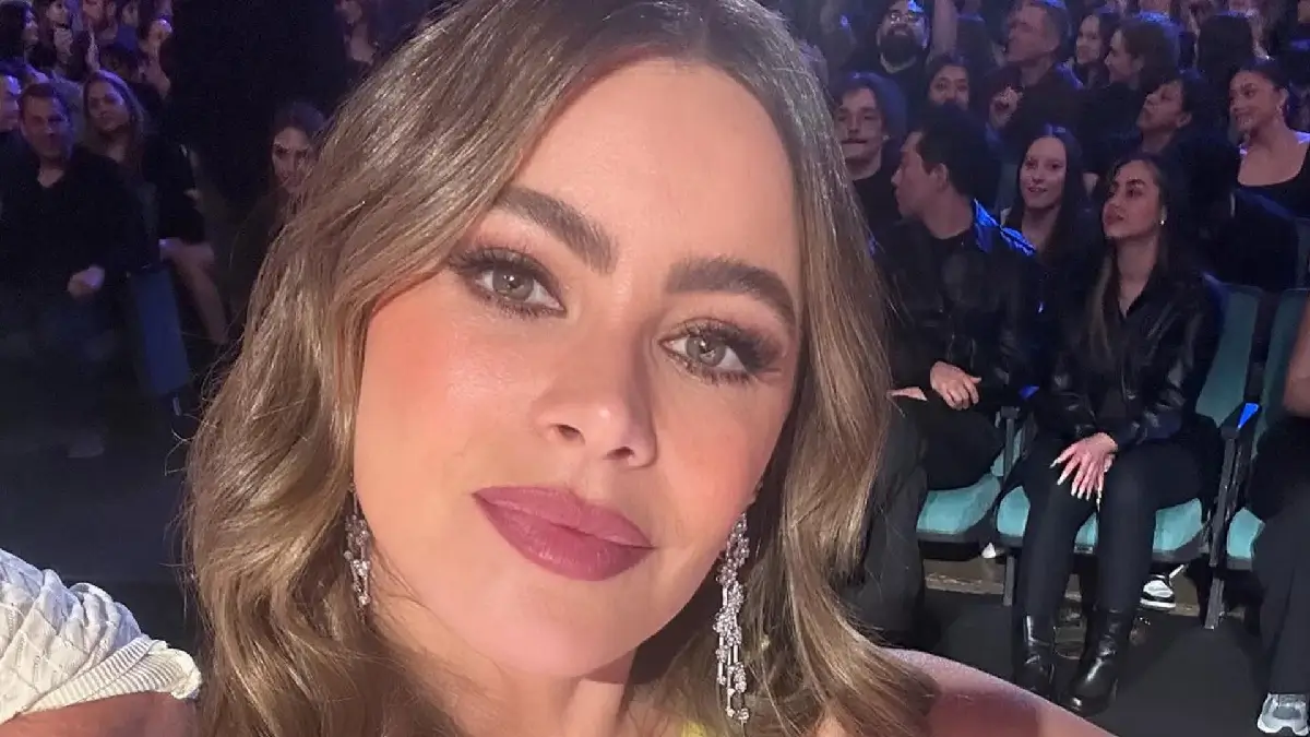 Sofia Vergara shows off her killer curves in a dazzling cut-out dress as she shares snaps from the set of AGT with Heidi Klum