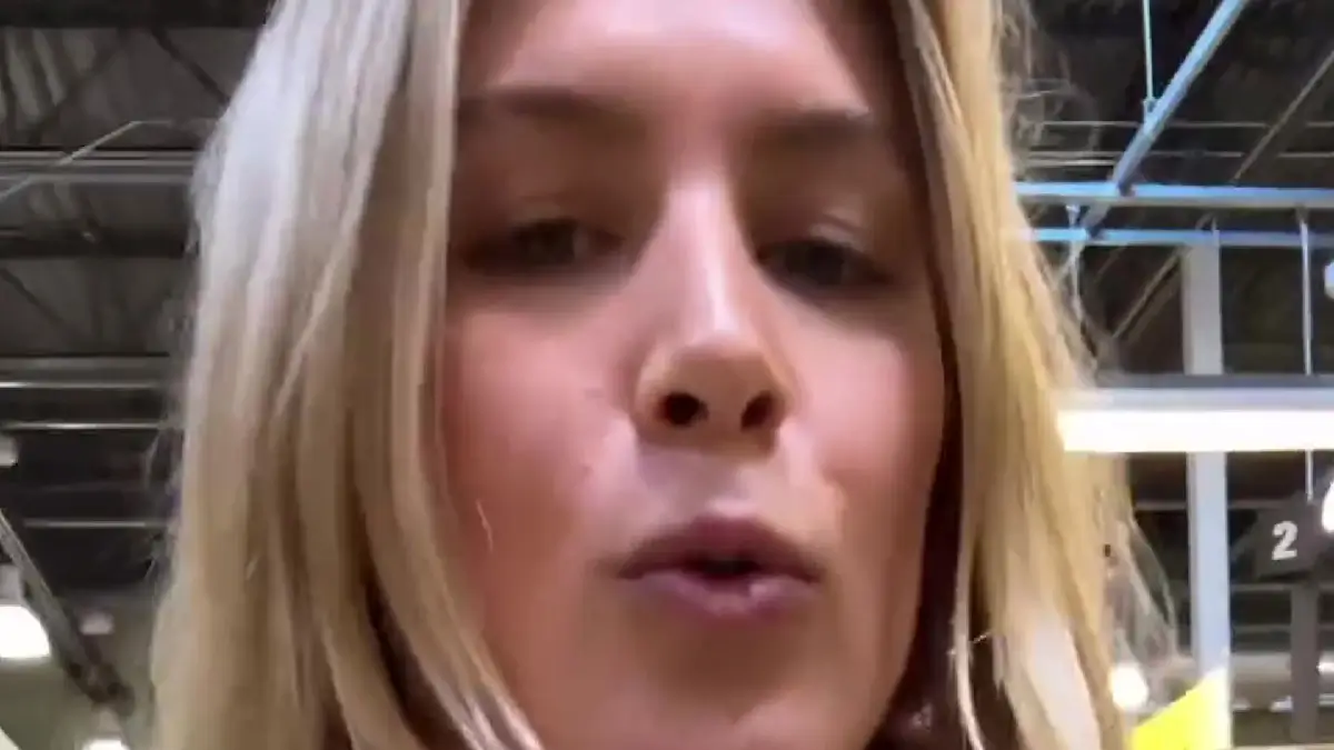 As Eugenie Bouchard strutting into a shops with only a bra in very daring outfit, fans are shocked