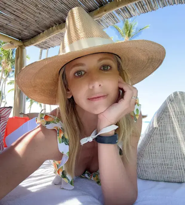 A few days ago, Sarah Michelle Gellar shared photos of her tropical vacation with her family and she wasn't shy about showing off her svelte figure.