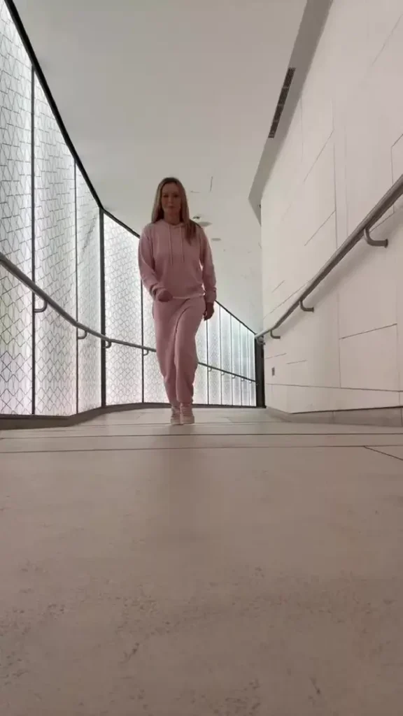 Amanda appears in the clip wearing a pink tracksuit before running towards the camera while the song Burning Love plays in the background.
