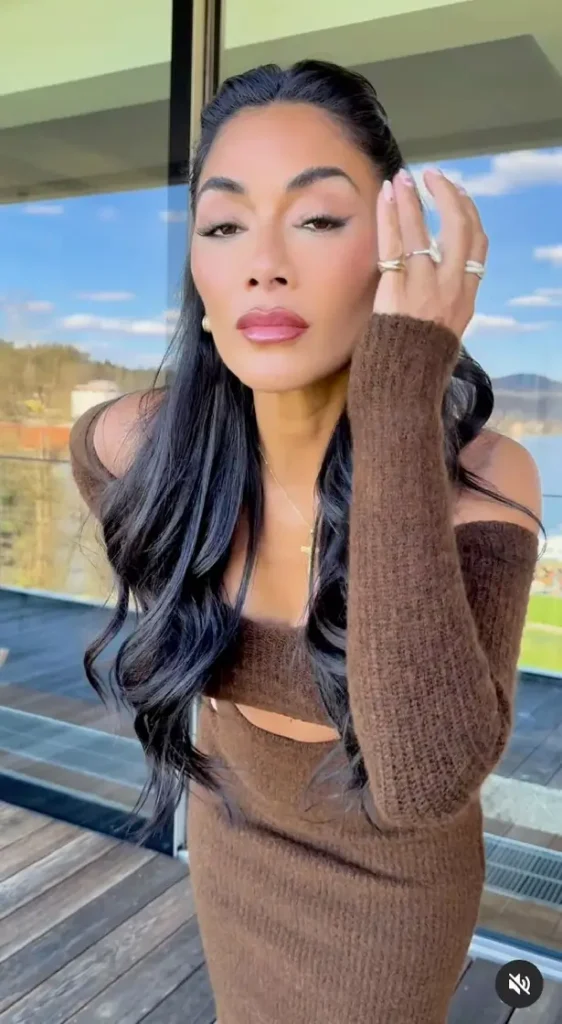 The brand new video featuring Nicole Scherzinger shows her in a super tight dress, dancing as she teased fans by asking where in the world she was performing. 