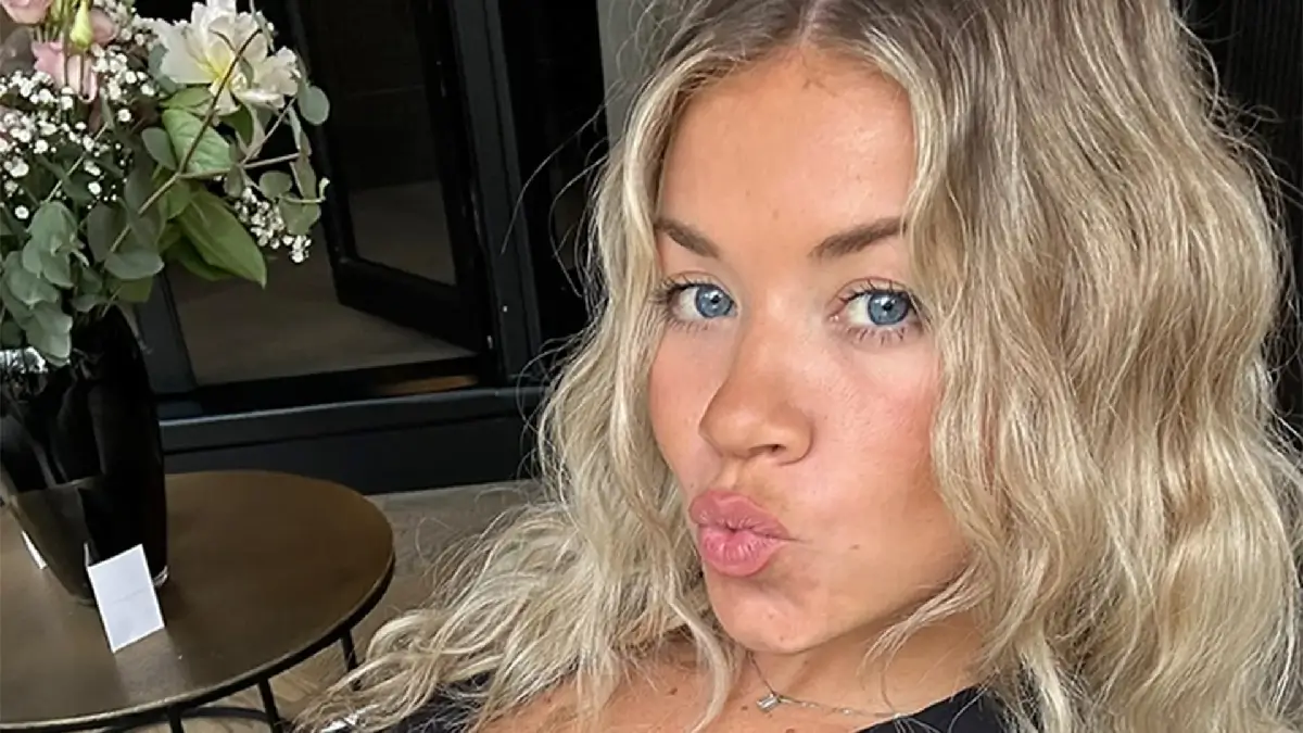 A braless Hollie Shearer flashed her abs in an elegant top, held loosely together by two clasps at the front