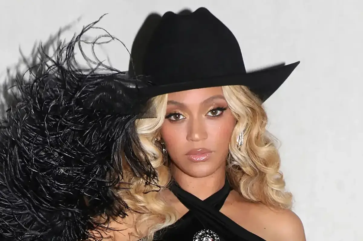 With a curve-hugging black dress, Beyonce posed up a storm for behind-the-scenes video shared to Instagram