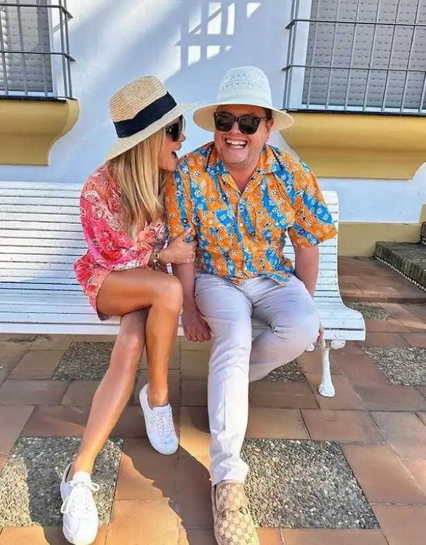 In a stunning picture with co-star and close pal Alan Carr, Amanda Holden showcased her endless legs once again.