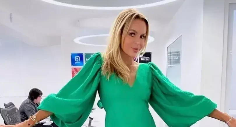 Amanda Holden, 54, teases fans when she ‘gift wraps’ herself in a gorgeous green mini dress