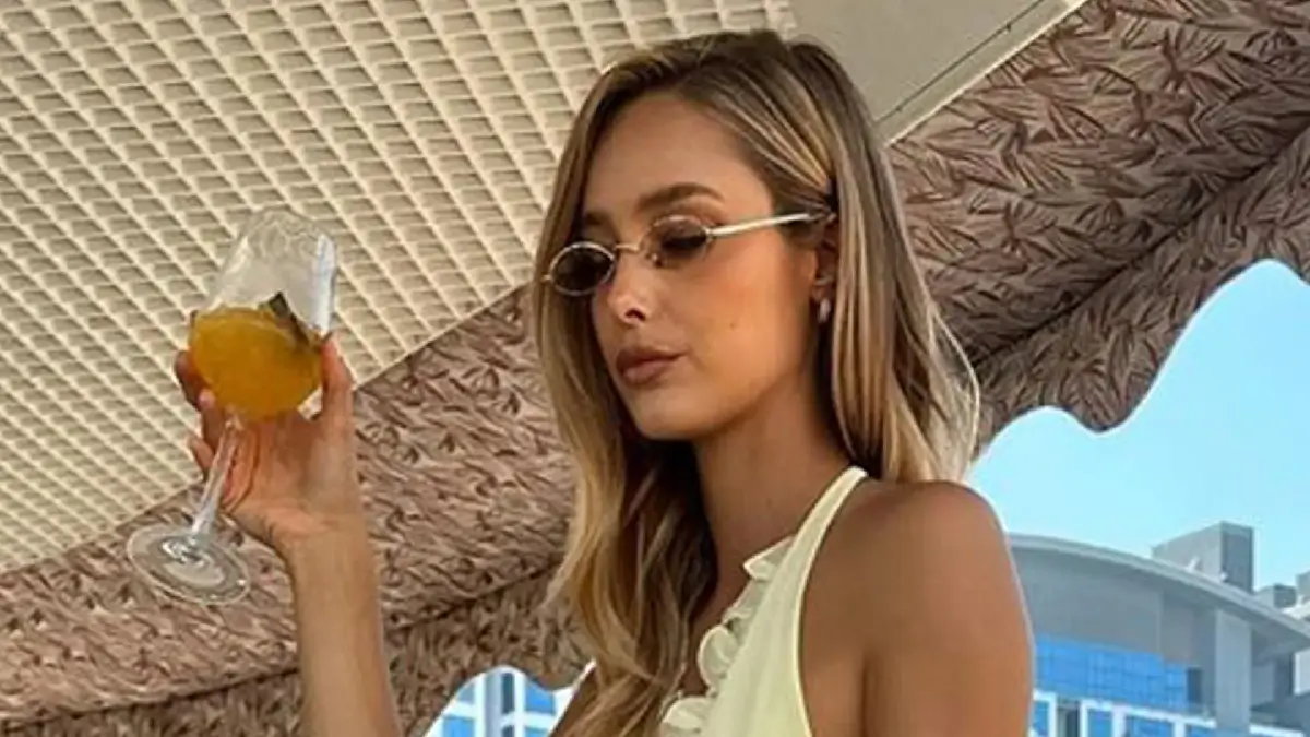 In a backless outfit, Victoria Varga goes braless had fans gush over her, “She is radiant”