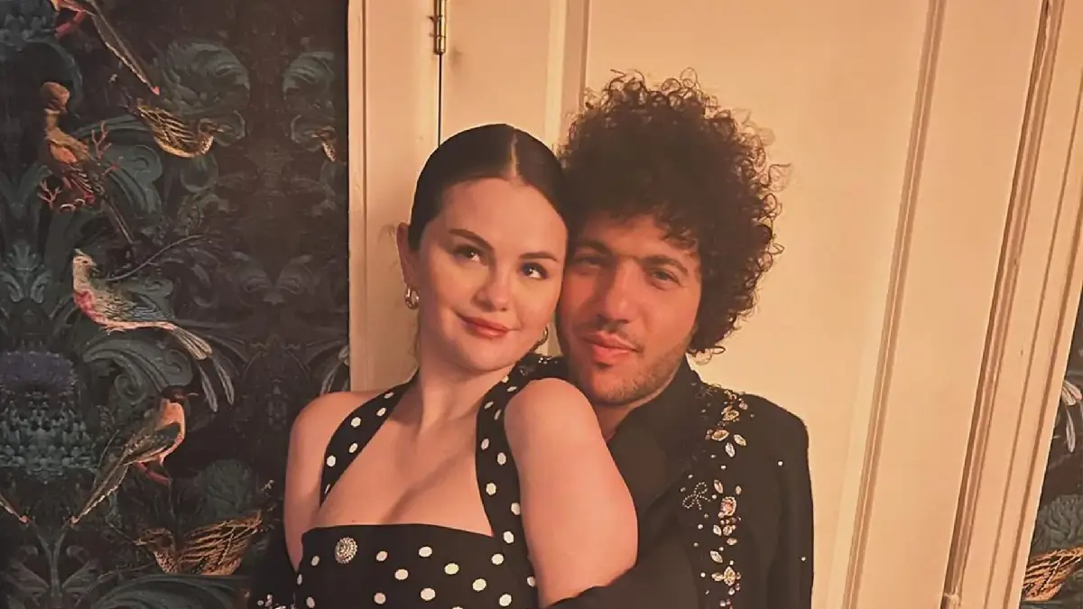 Selena Gomez looks gorgeous in a a vintage-inspired minidres with Benny Blanco for a night party