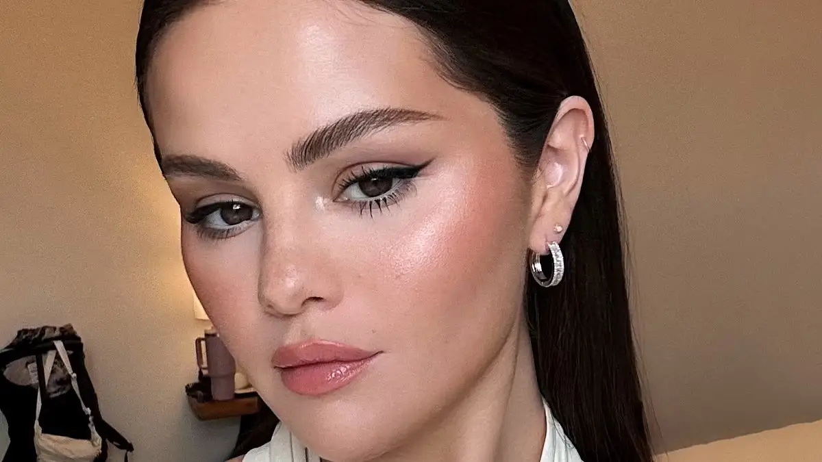 Putting on full-face Rare Beauty makeup, Selena Gomez looked stylish in a low-cut white halter top