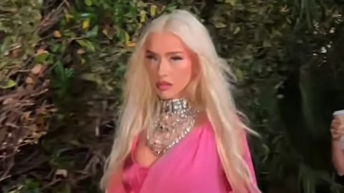 As Christina Aguilera flaunted a billowing hot pink mini dress and matching thigh-high boots, she served up a sizzling look